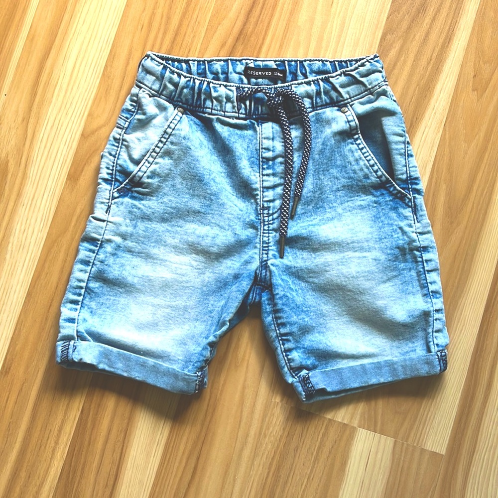 Boys shorts, size 6-8, 128cm. Denim, elastic and string at the waist.